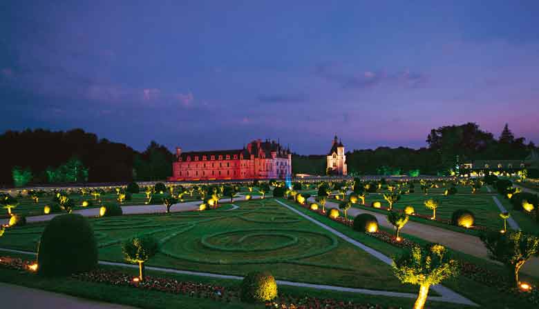 Chenonceau castle ans its gardens by night