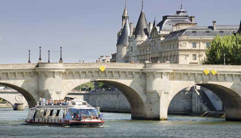 Discover Paris during a Seine cruise