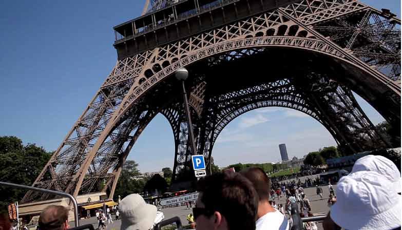 L'Opentour sous la Tour Eiffel 