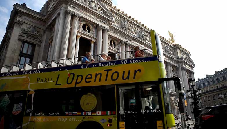 Bus l'Open Tour devant l'Opéra Garnier