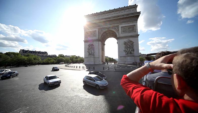 Passage de l'Open Tour près de l'Arc de Triomphe 
