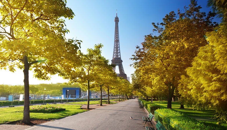 Discover the areas surrounding the Eiffel Tower