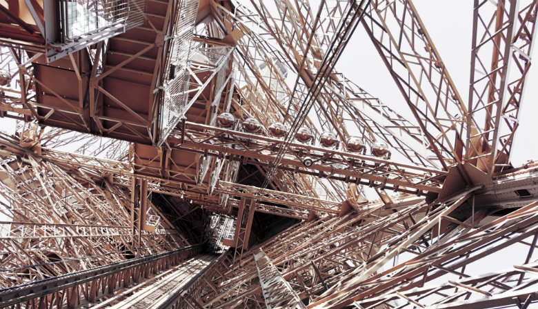 エッフェル塔最上階へのエレベーター