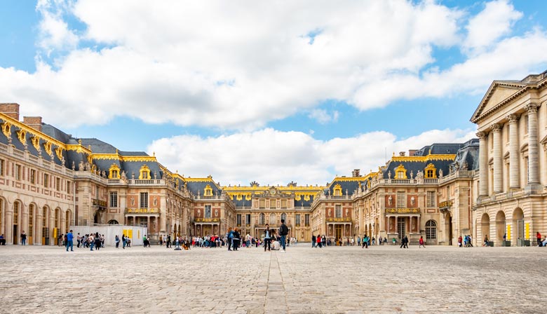 Der majestätische Eingang des Palastes