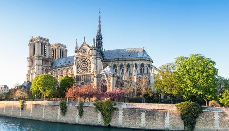 有名なノートルダムドパリ大聖堂