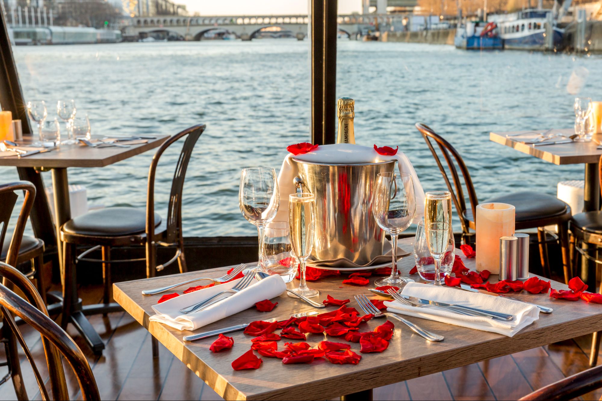 Dîner Croisière 18h45 Paris Seine - Spécial Saint-Valentin