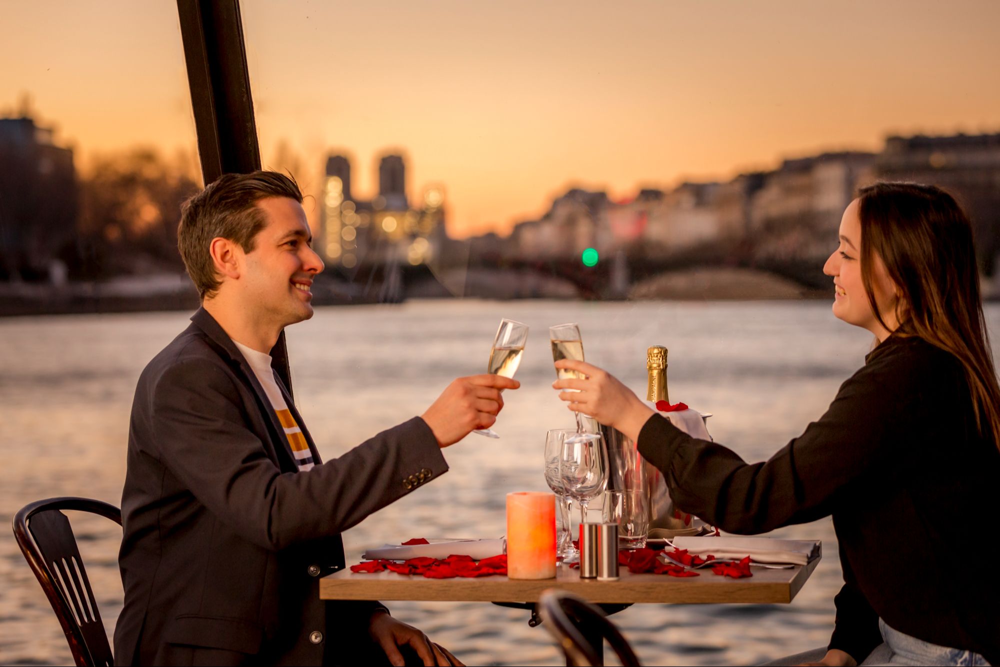 Dîner Croisière Romantique Paris Seine 18h, Table en baie vitrée