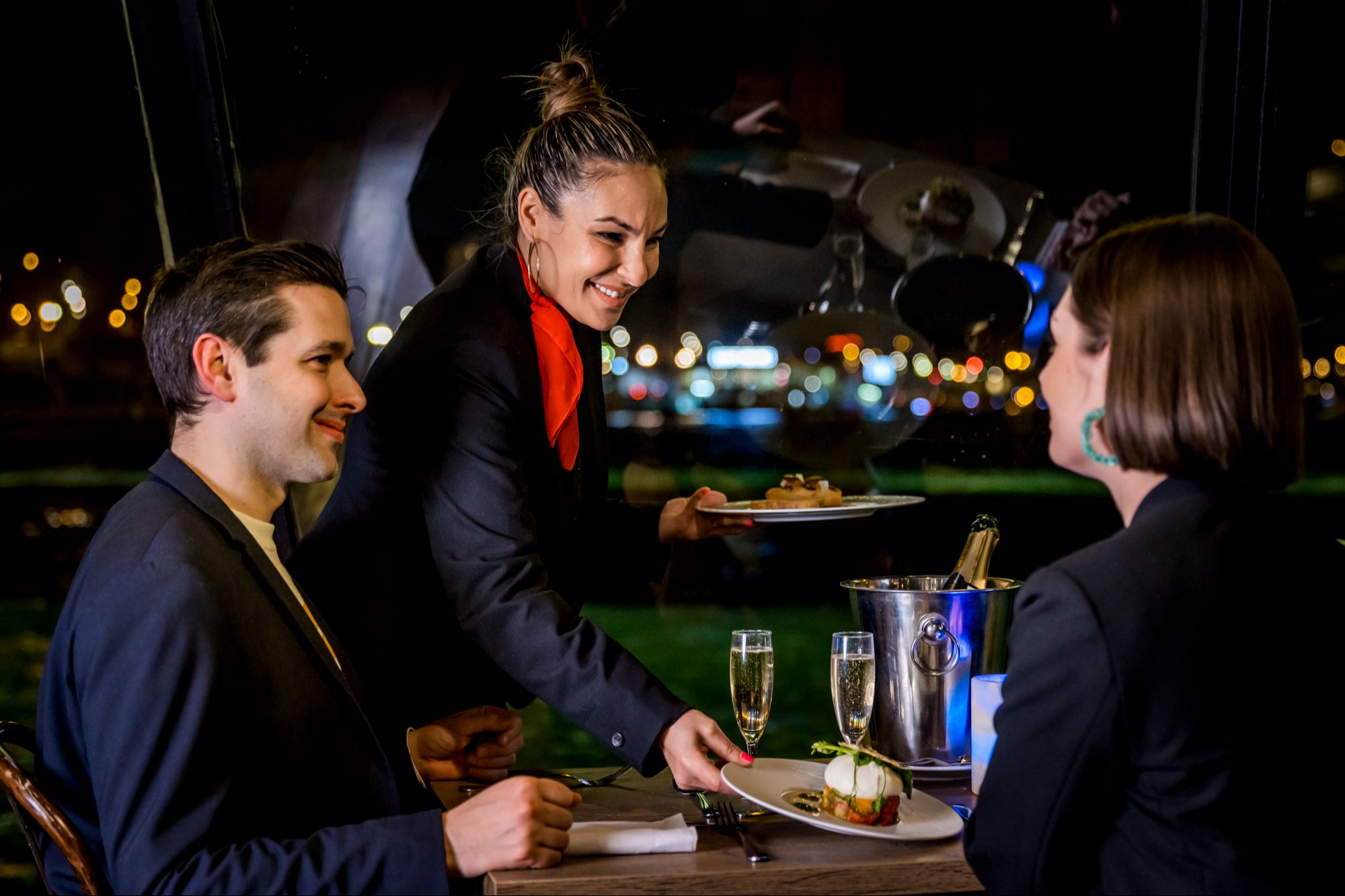 Dîner Croisière Romantique Paris Seine 21h, Table en baie vitrée