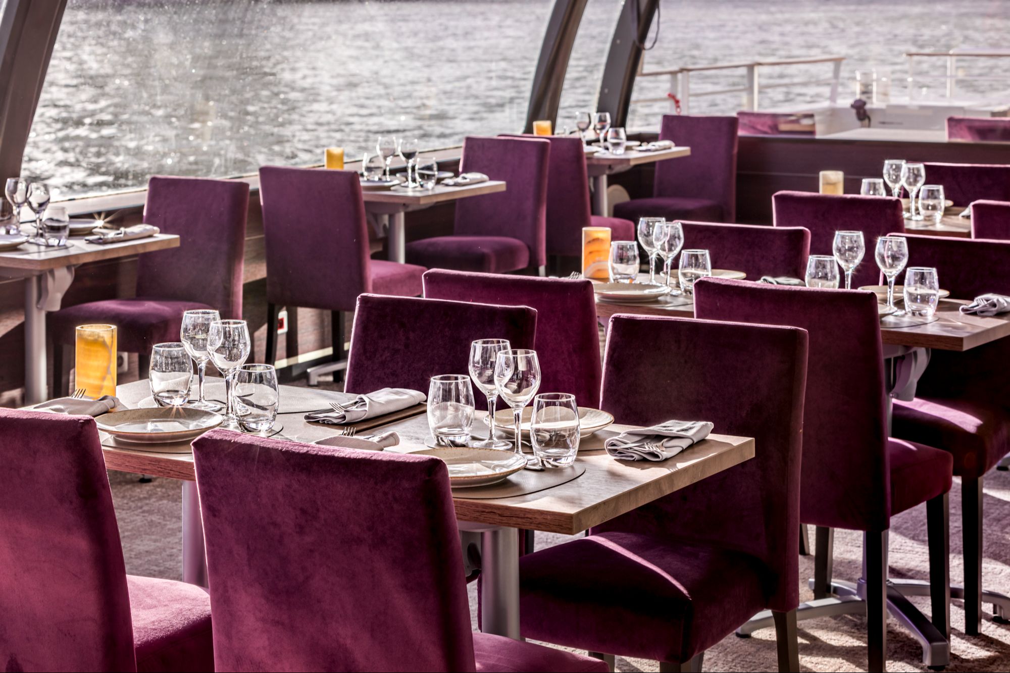 Festive Dinner Cruise Paris Seine with live music (evening dinner)