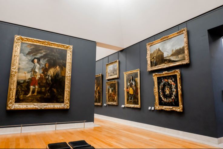 Visita guiada al Museo del Louvre (acceso reservado) con billete Hop On Hop Off de 1 día