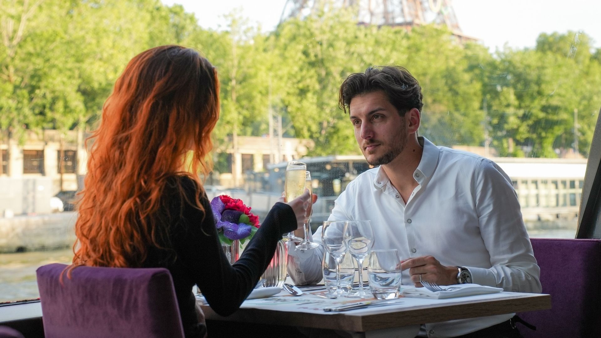 Pareja disfrutando de un almuerzo en el río Sena en París 