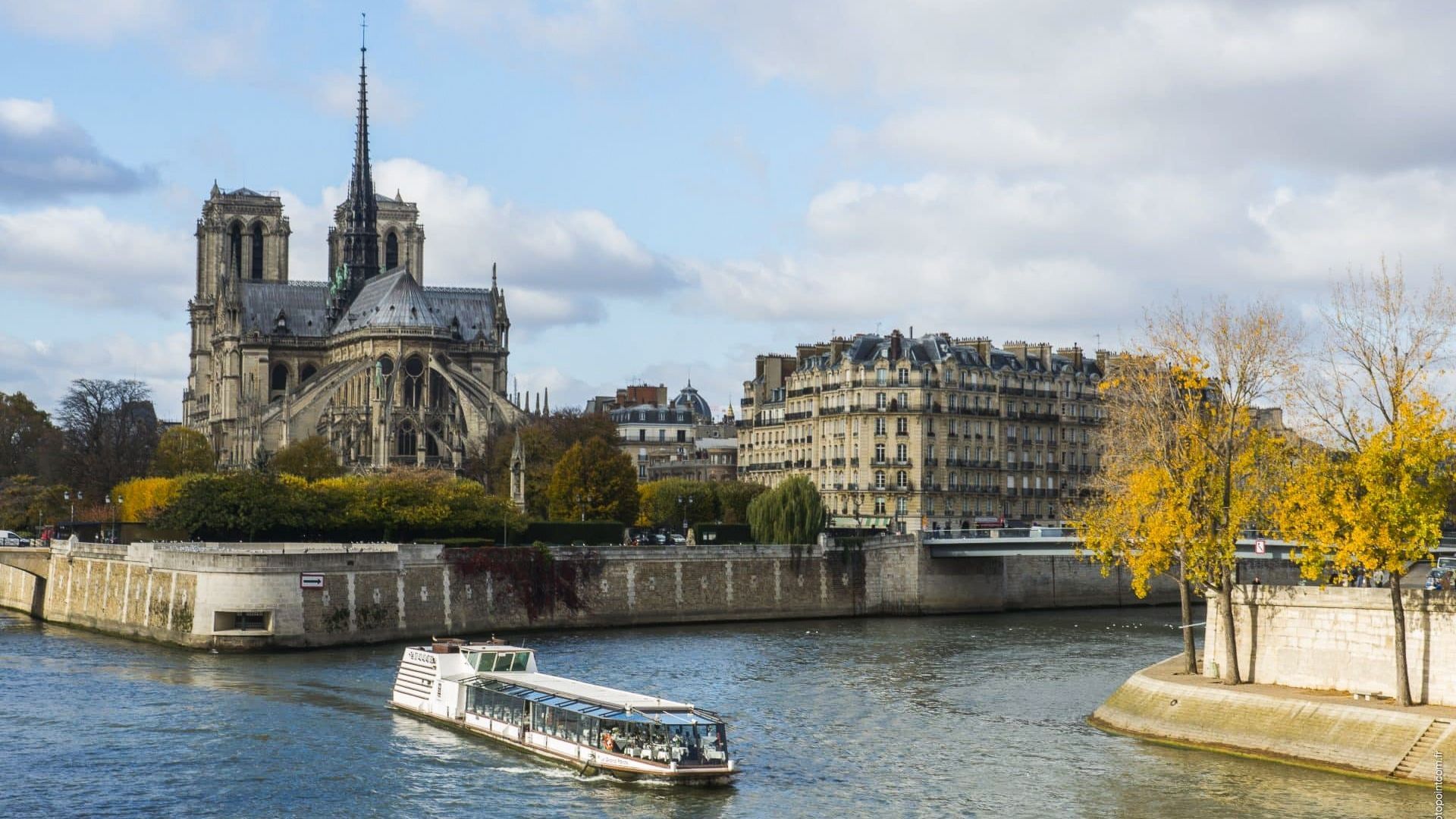 Crucero por el río Sena en París, con Notre-Dame al fondo.