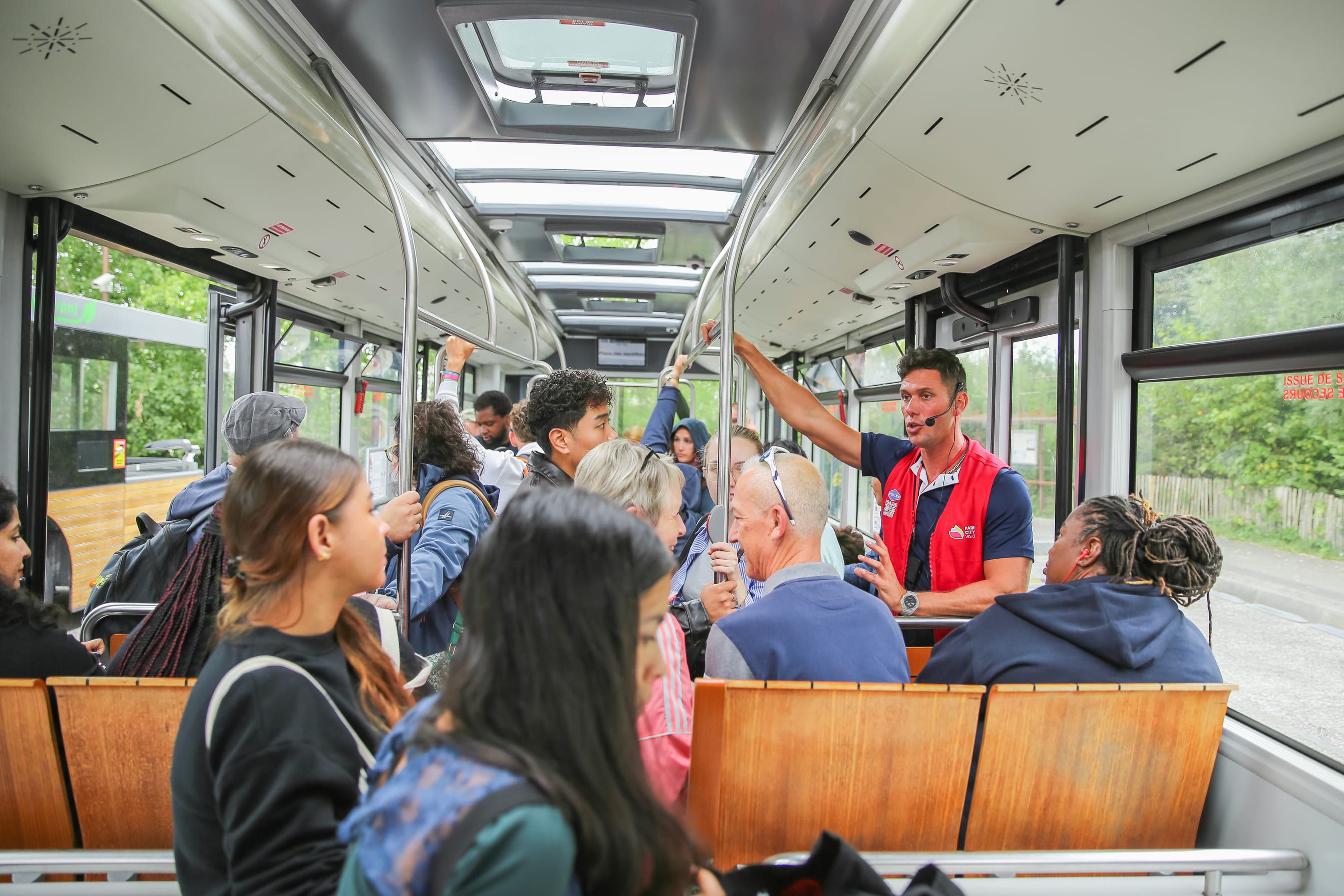 モン・サン＝ミッシェルへ向かうシャトルバス内でのガイド付きツアーのグループ