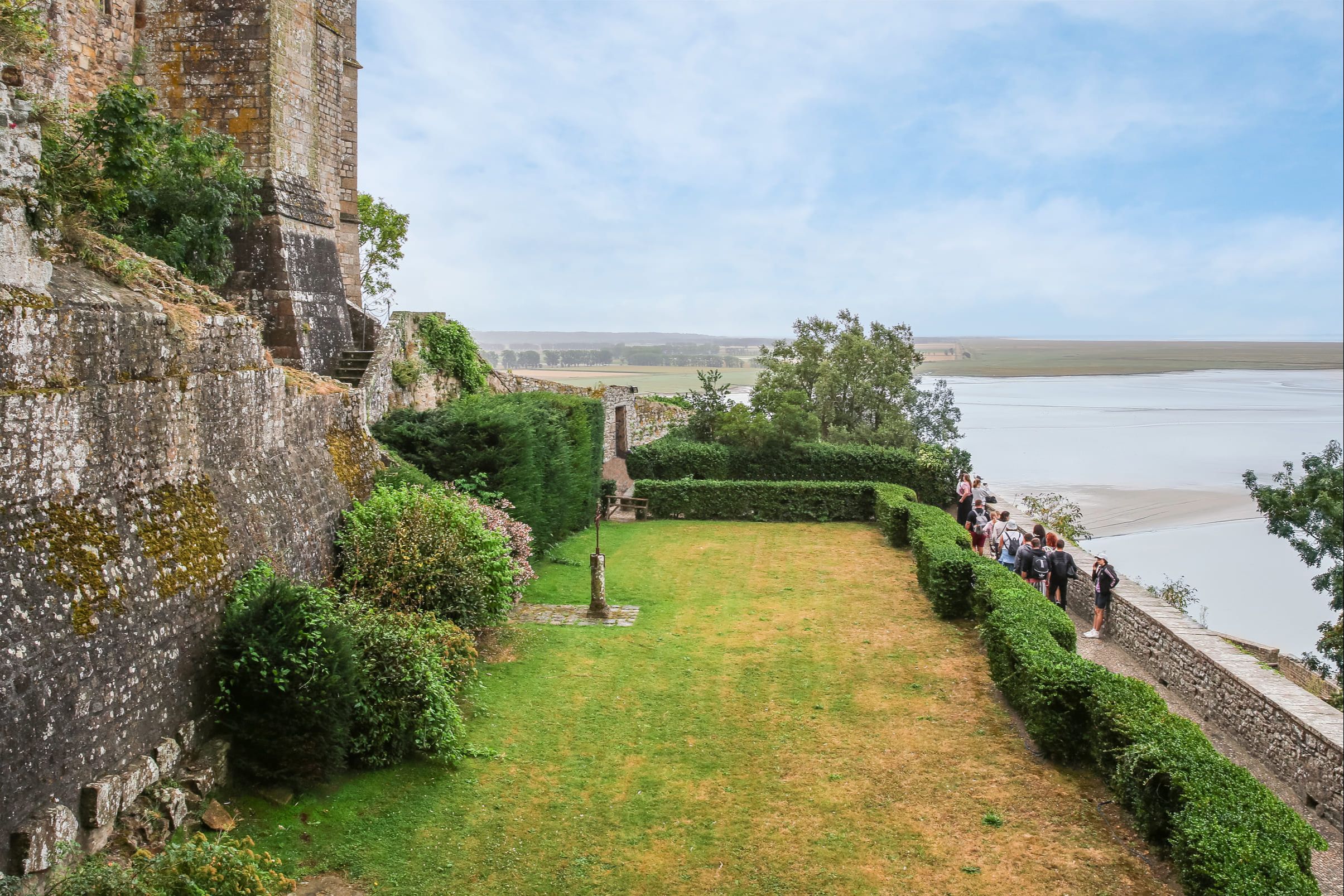 岩の頂上から見た修道院の眺め