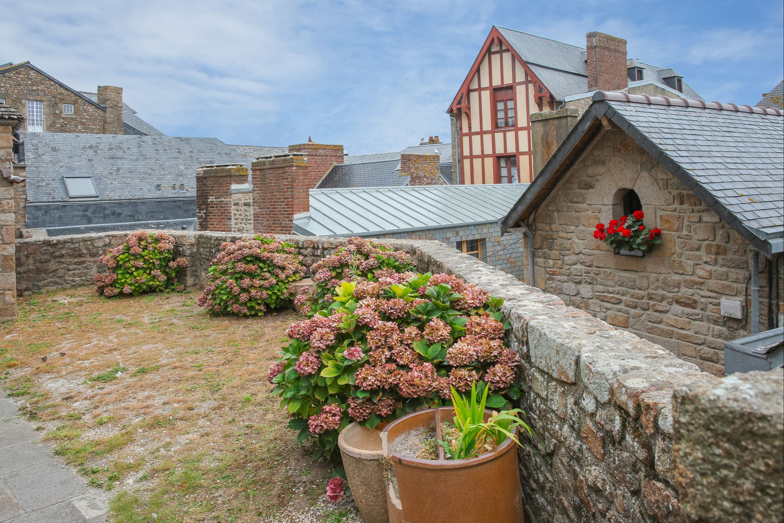 モンサンミシェル修道院とその回廊をご覧ください