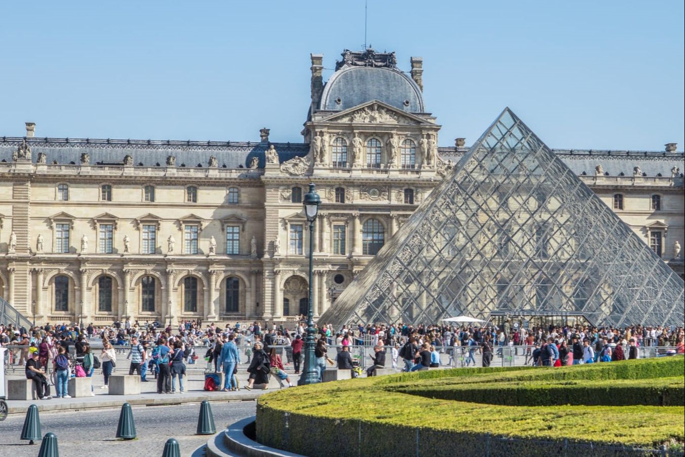 Visite accompagnée multilingue du Louvre (accès réservé) + Ticket croisière sur la Seine
