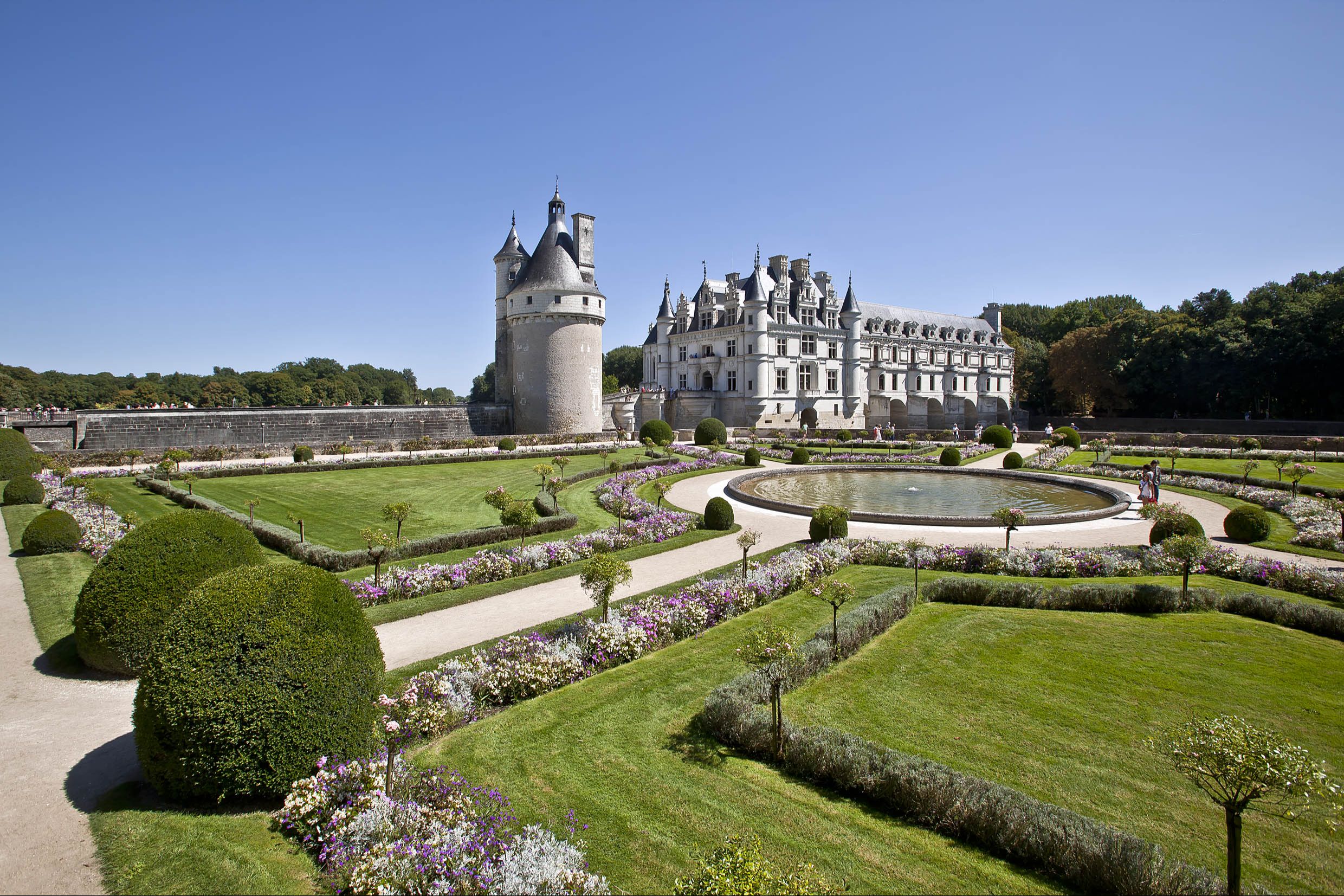 All day trip audioguided tour of Loire castles with transportation from Paris